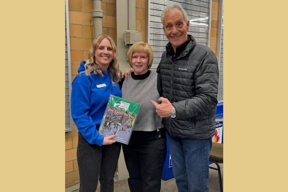 North Bay author Yvonne Morin (centre) with Deputy Mayor Maggie Horsfield (left) and North Bay Mayor Peter Chirico (right). 